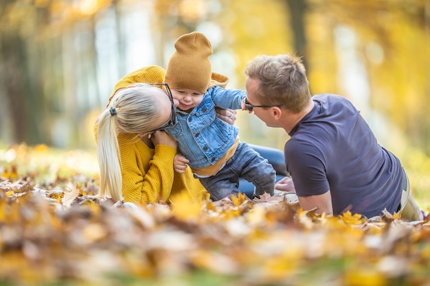 Tiempo en familia al aire libre para una familia joven con un solo hijo.