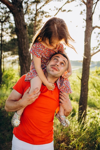 Tiempo en familia Padre e hija juntos Él le hace cosquillas y ella se ríe Están vestidos con suéteres Ocio