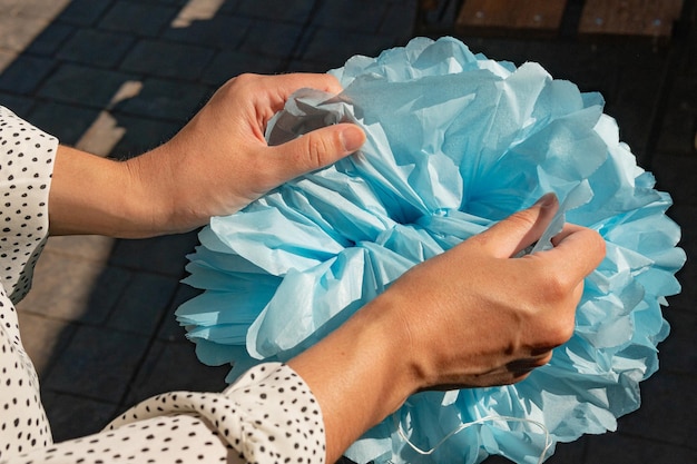 Tiempo de fiesta de pompón azul hecho a mano