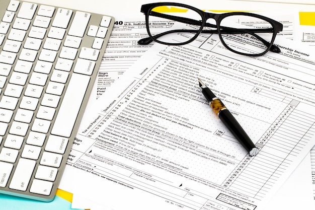 Foto tiempo de impuestos: notificación de la necesidad de presentar declaraciones de impuestos, formulario de impuestos en el lugar de trabajo contable.