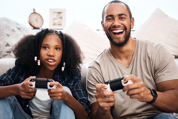 Del tiempo de juego al tiempo de juego profesional Foto de una niña jugando videojuegos con su padre en casa