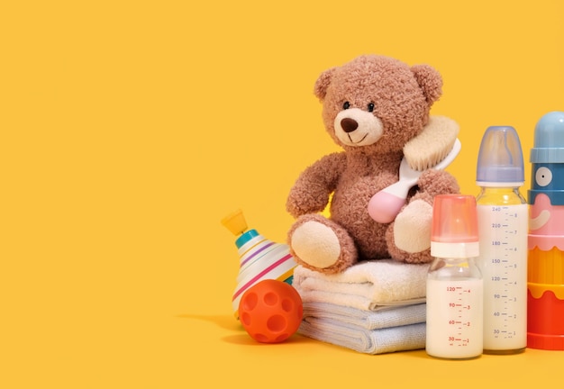 Tiempo de juego y composiciones de juguetes para niños Conjunto de juguetes para niños Cuidado del bebé y espacio para copiar texto
