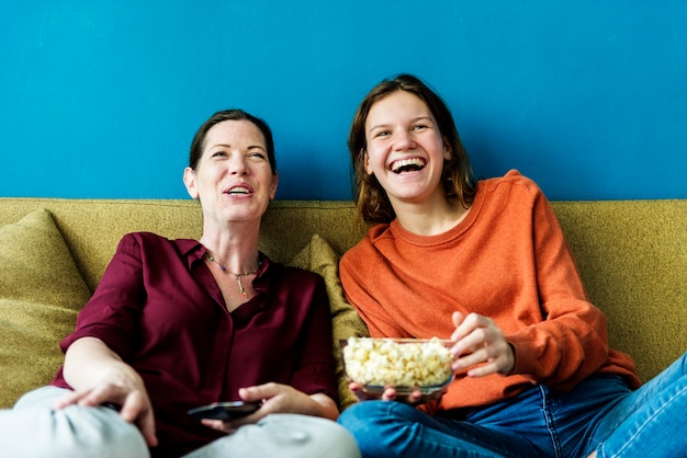 Tiempo de madre e hija en el sofá