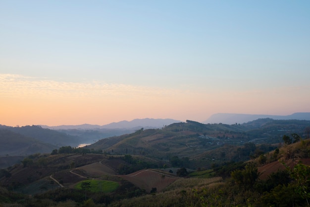 El tiempo de la mañana y la vista de la montaña del paisaje en khao kho en tailandia