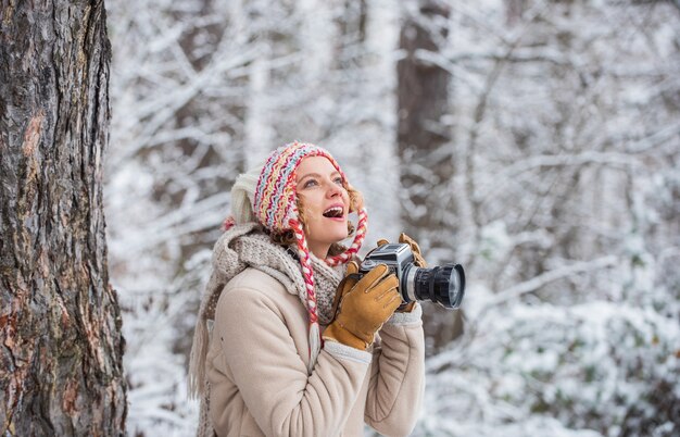 El tiempo de Navidad hace la toma de fotos de la naturaleza de invierno cubierto de nieve frío y hermoso clima feliz excursionista