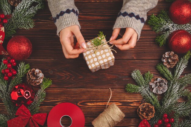 Tiempo de Navidad. Proceso de embalaje de regalos para vacaciones