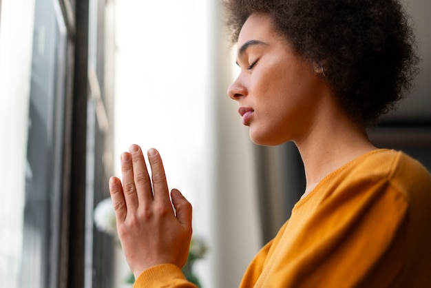 Foto tiempo de oración tradición religiosa