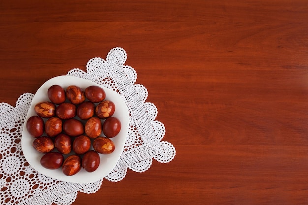 Tiempo de Pascua Huevos de Pascua tradicionales en la mesa Espacio de copia