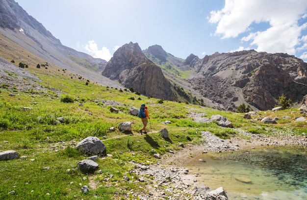 Tiempo de pasión por los viajes. Hombre de senderismo en las hermosas montañas Fann en Pamir, Tayikistán. Asia Central.