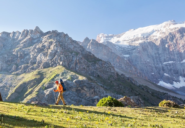 Tiempo de pasión por los viajes. Hombre de senderismo en las hermosas montañas Fann en Pamir, Tayikistán. Asia Central.