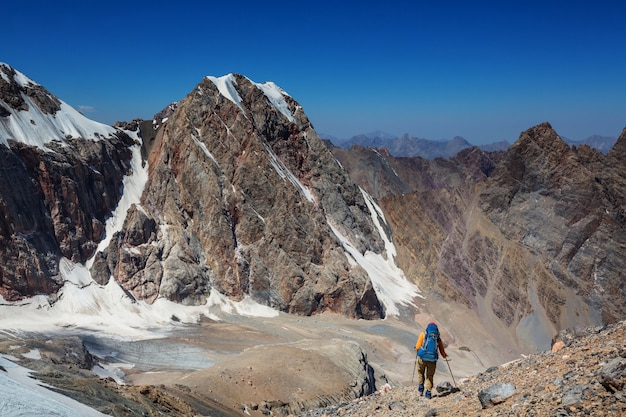 Tiempo de pasión por los viajes. Hombre de senderismo en las hermosas montañas Fann en Pamir, Tayikistán. Asia Central.