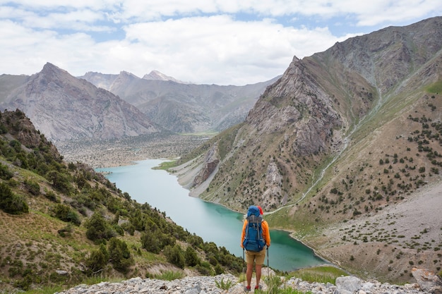 Tiempo de pasión por los viajes. Hombre de senderismo en las hermosas montañas Fann en Pamir, Tayikistán. Asia Central.