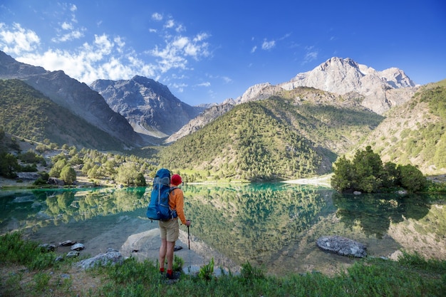 Tiempo de pasión por los viajes. Hombre de senderismo en las hermosas montañas Fann en Pamir, Tayikistán. Asia Central.