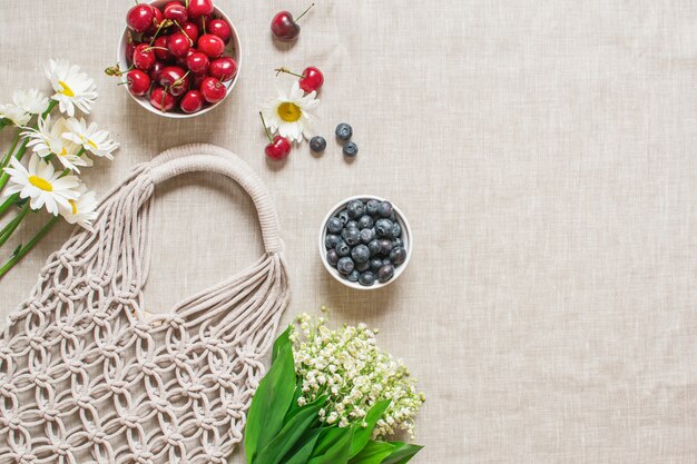 Tiempo de picnic. Bolso de macramé hecho a mano sobre fondo de lino.