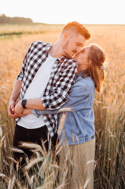 El tiempo en los rayos del sol de verano se crea para el amor y la ternura de la joven pareja embarazada. Gratitud y felicidad. El embarazo. Felicidad y ternura. Amor y atención Valores familiares.