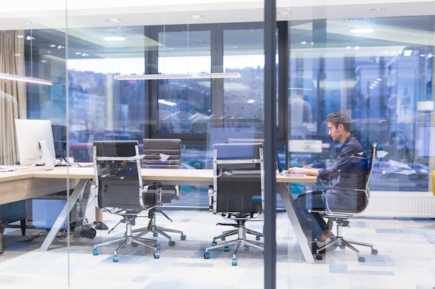 Foto un tiempo para relajarse hombre de negocios casual cansado joven que se relaja en el escritorio en su oficina