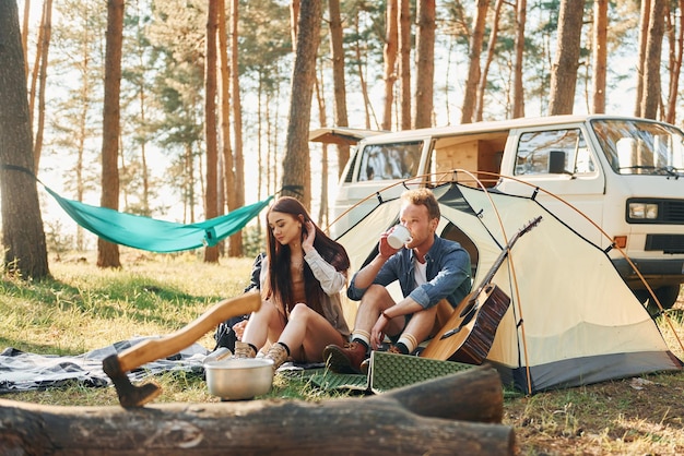 Tiempo de la tarde Pareja joven viaja juntos en el bosque