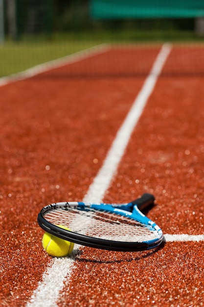 Tiempo de tenis. Close-up de raqueta de tenis y pelota de tenis en la cancha