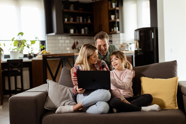 Tiempo de unión familiar con la computadora portátil en el ambiente acogedor del hogar