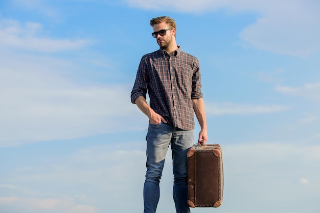 Tiempo de vacaciones Chico al aire libre con maleta vintage Concepto de equipaje Agencia de viajes Blogger de viajes Hombre cargando sus cosas en el equipaje Viaje de negocios Viajero guapo Viajar con equipaje