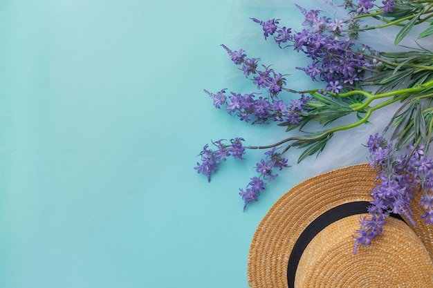 Tiempo de verano de primavera flores de lavanda fondo azul lady hat espacio de copia Vista aérea