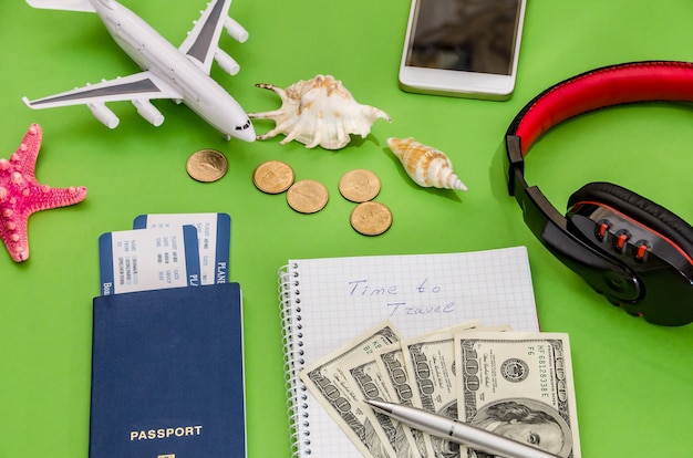 Tiempo para viajar en avión, boletos, pasaporte y dinero.