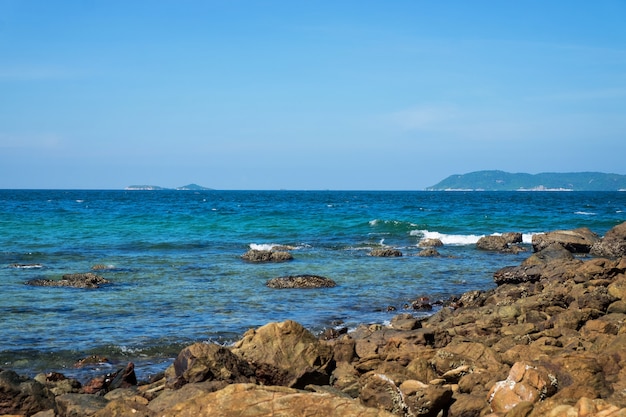 Tien Beach em Koh Larn fora da costa da ilha de Pattaya em Tailândia.