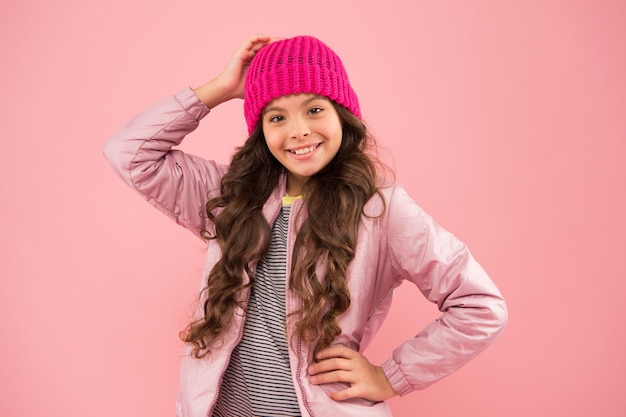 Tienda de accesorios Despreocupado y feliz Niño pequeño con chaqueta acolchada y gorro de punto Compras de invierno Infancia feliz Accesorio de moda Estilo tierno Vístete abrigado en invierno Listo para el frío invierno