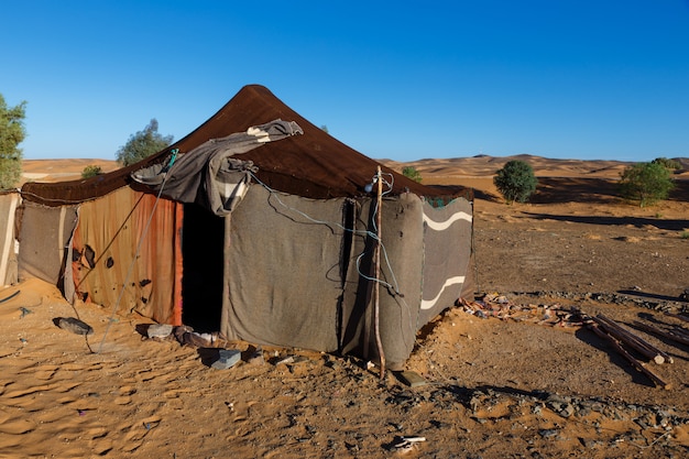 La tienda de beduinos en el desierto del sahara, Marruecos