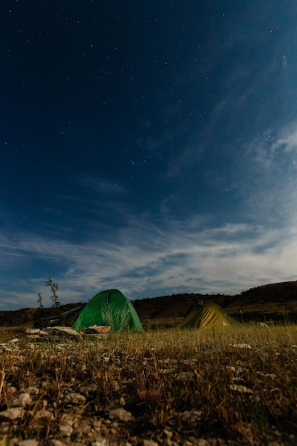 Foto tienda de campaña para acampar en la playa con el fondo del paisaje marino en la noche foto de alta calidad