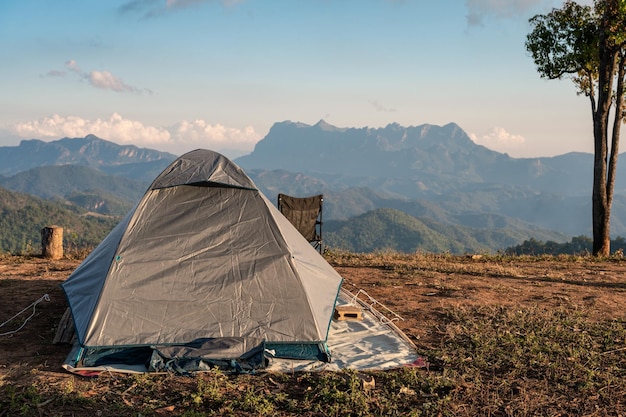 Tienda de campaña en la colina con cordillera en el parque nacional por la noche