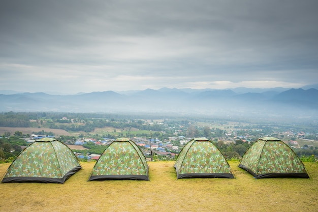 Tienda de campaña en la montaña en el mirador de Yun-Lai en Pai, Tailandia