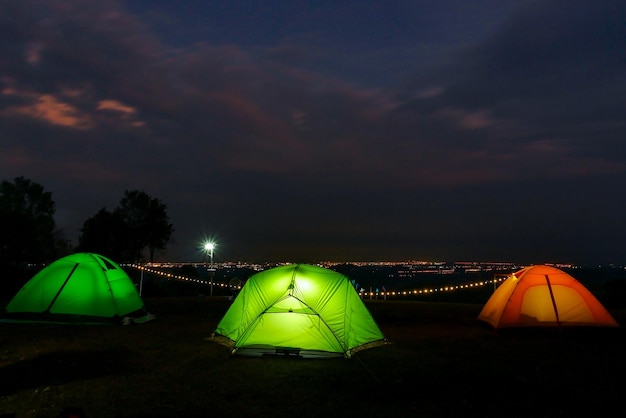 Tienda de campaña por la noche en el bosque.