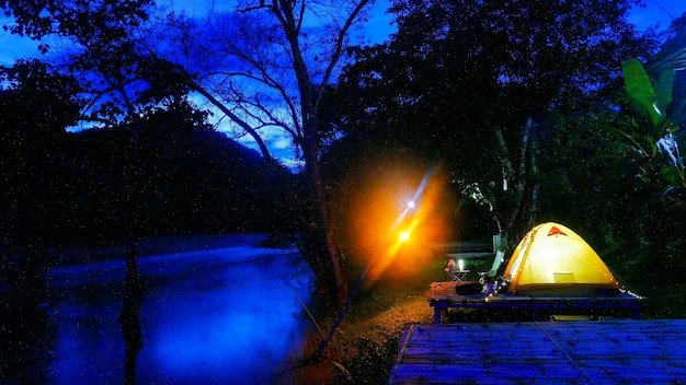 Tienda de campaña por la noche en el bosque.