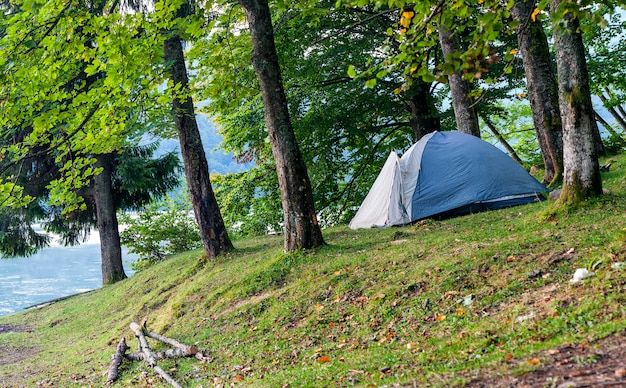 Tienda de campaña en la orilla de un lago