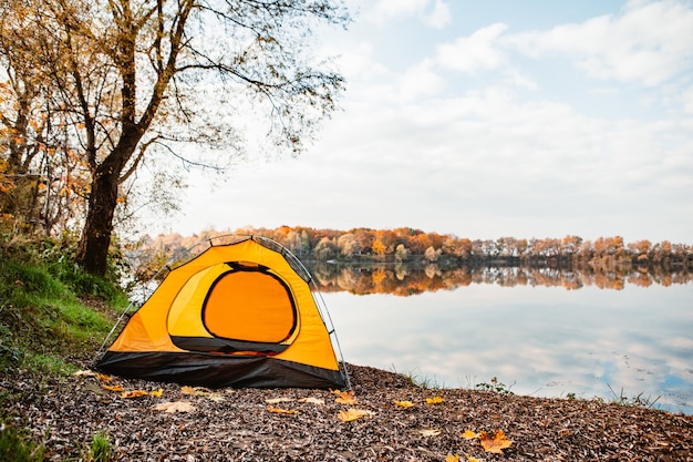 Tienda de campaña en la playa del lago otoño temporada de otoño concepto de camping