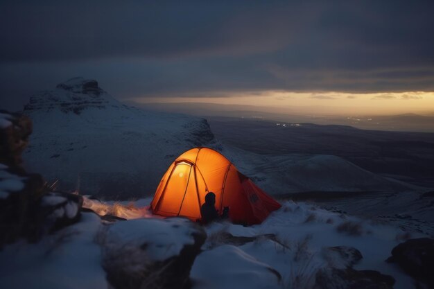 Una tienda bajo el cielo estrellado en una fría noche de invierno