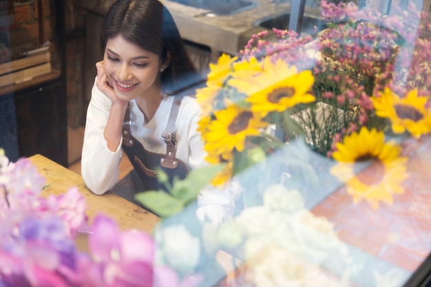 Tienda confiada de la florista del dueño de negocio joven.