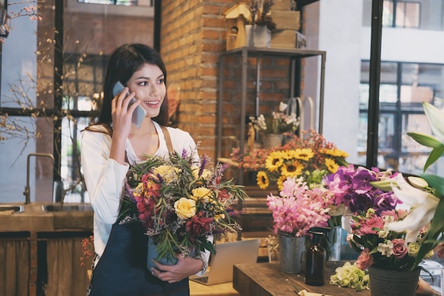 Tienda confiada de la florista del dueño de negocio joven.