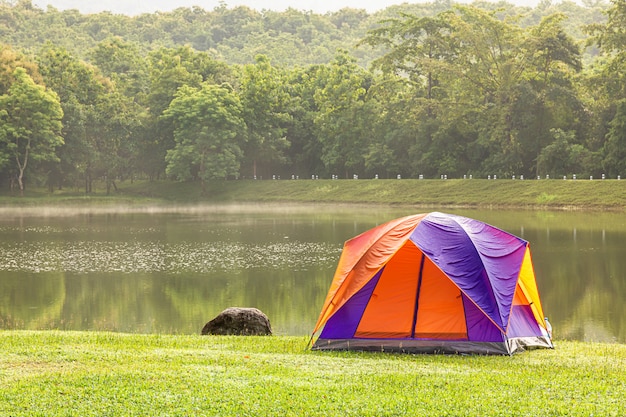 Tienda domo para acampar cerca de un lago