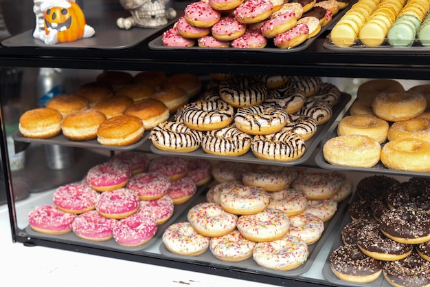 Tienda de dulces con rosquillas coloridas para Halloween