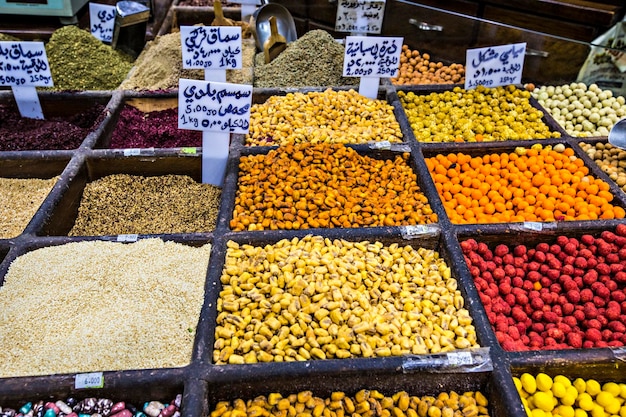 Tienda de especias, nueces y dulces en el mercado en el centro de Amman, Jordania. Elección de especias árabes