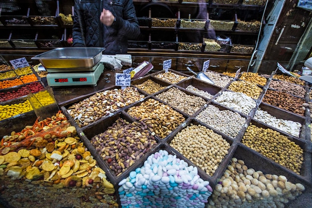 Tienda de especias, nueces y dulces en el mercado en el centro de Amman, Jordania. Elección de especias árabes