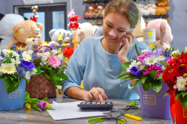 Tienda de flores. haciendo un ramo de flores.