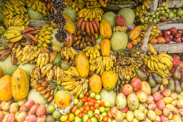 Tienda de frutas en el mercado tropical.