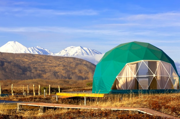 Tienda geodome verde en la península de kamchatka acogedor camping glamping vacaciones concepto de estilo de vida o ...