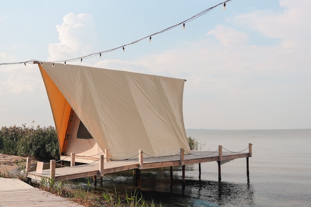 Tienda glamping en el bosque. Tienda de lujo con vista al mar. Turismo verde de la naturaleza