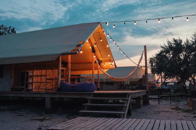 Tienda glamping en el bosque. Tienda de lujo con vista al mar. Turismo verde de la naturaleza