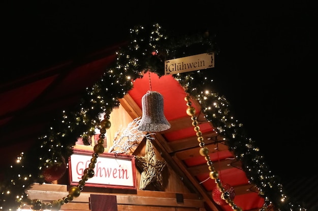 Tienda Gluhwein en Neptunbrunnen Mercado de Navidad Berlín ALEMANIA