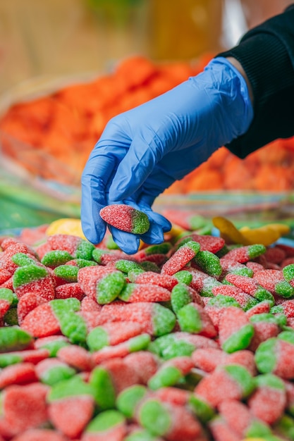 Tienda de golosinas con barriles de plátano gelatina amarilla y caramelos de fresas de cerca como un fondo alegre brillante